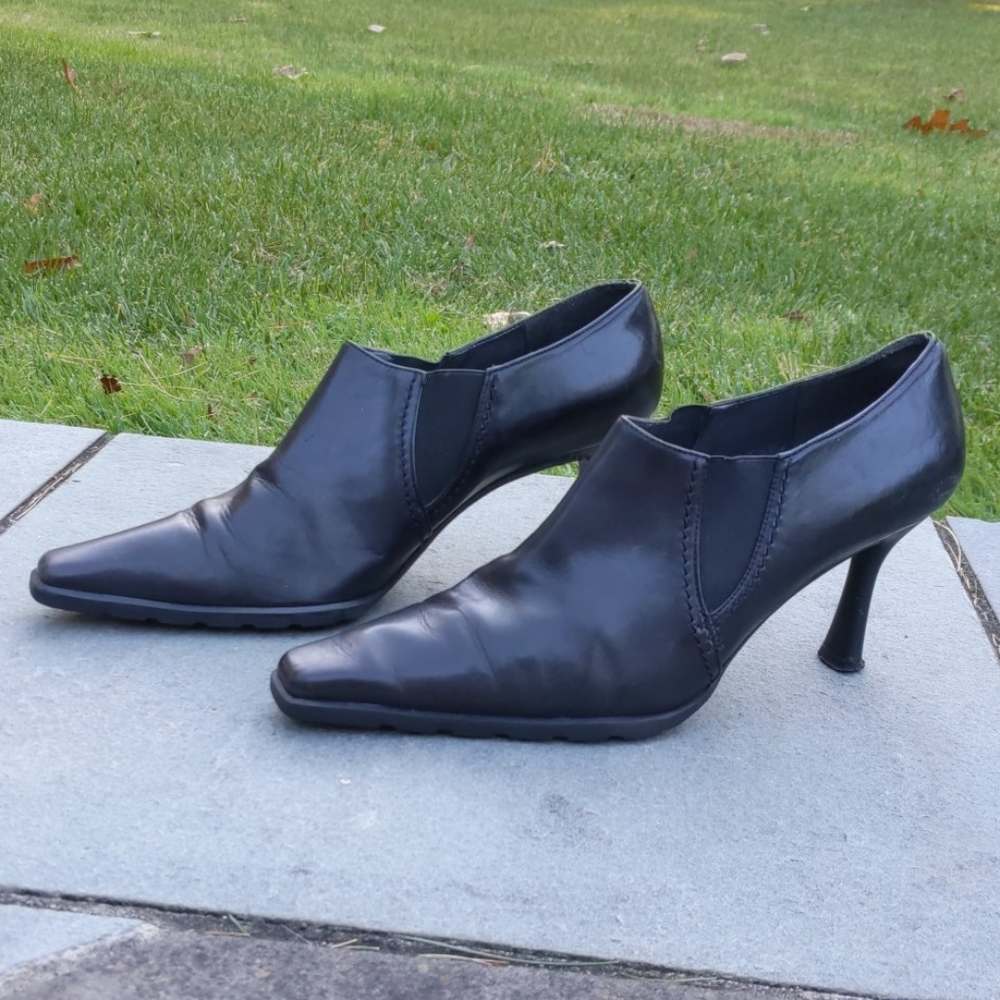 Stuart Weitzman black pointy toe shoes ankle booties heels 8.5 | 9